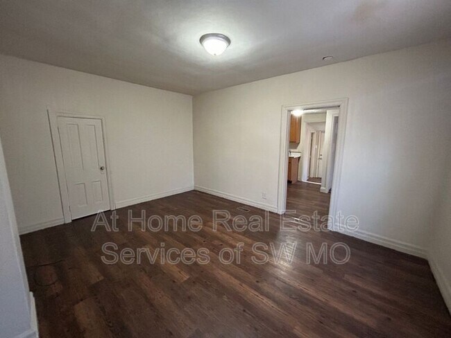 Building Photo - 739 S Douglas Ave