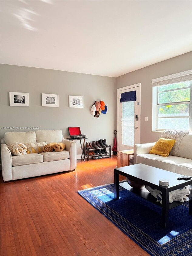 Foto principal - 645 NE 77th St