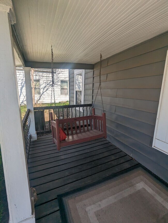 Building Photo - Adorable Two Bedroom House