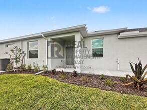 Building Photo - 20501 Hazelnut Ct S