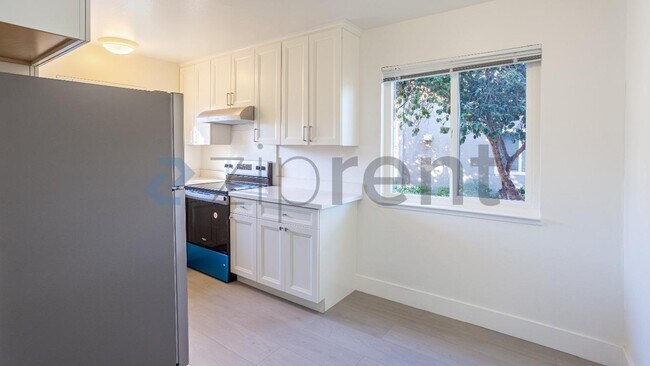 Building Photo - Unit A