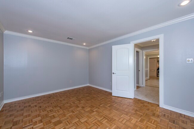 Foto del edificio - 8003 Sharpview Dr