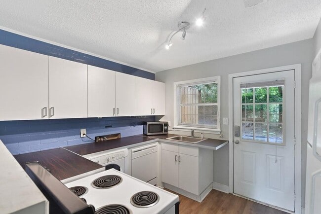 Foto del edificio - 326 Mathews Ave NE