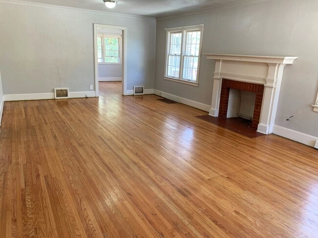 Building Photo - 3 bedroom 2 bath