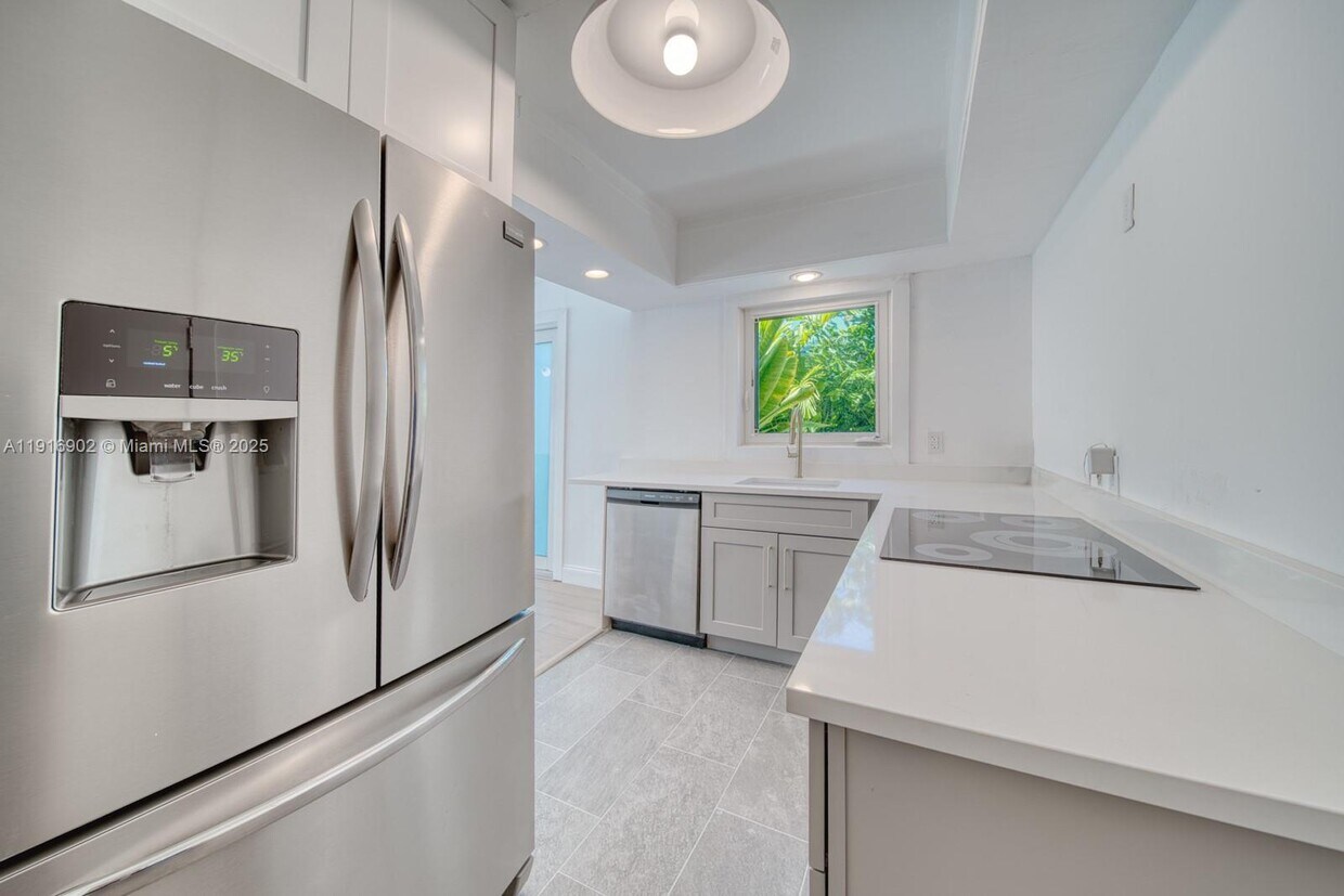 Foto principal - 845 NE 119th St