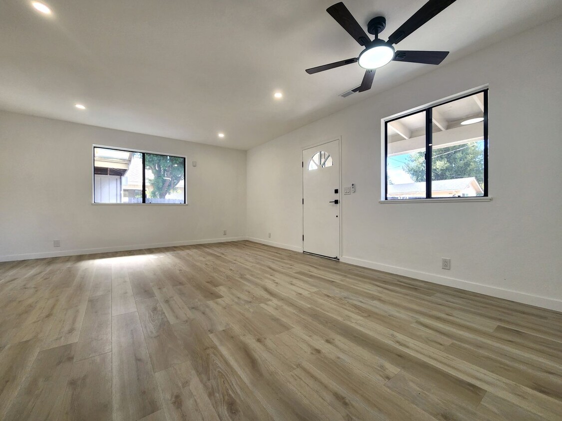 Foto principal - Newly Remodeled Duplex in Palo Alto Availa...