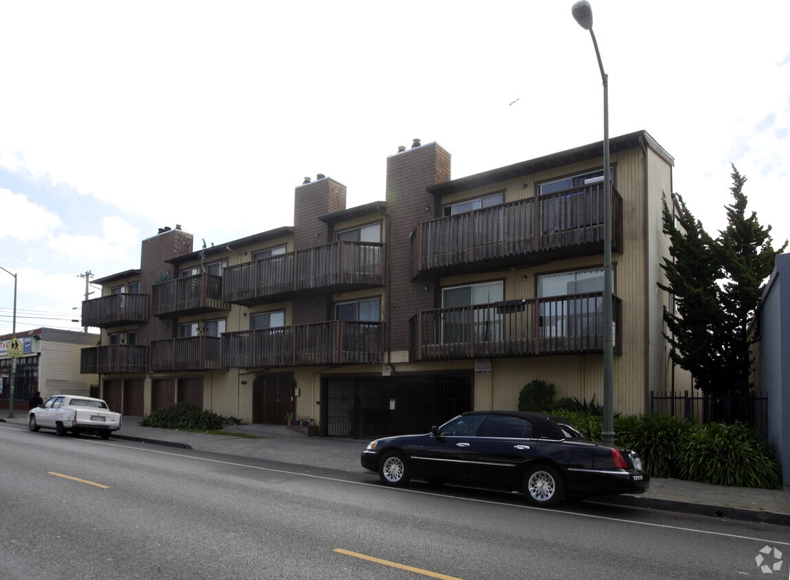 Building Photo - 2868 38th Ave