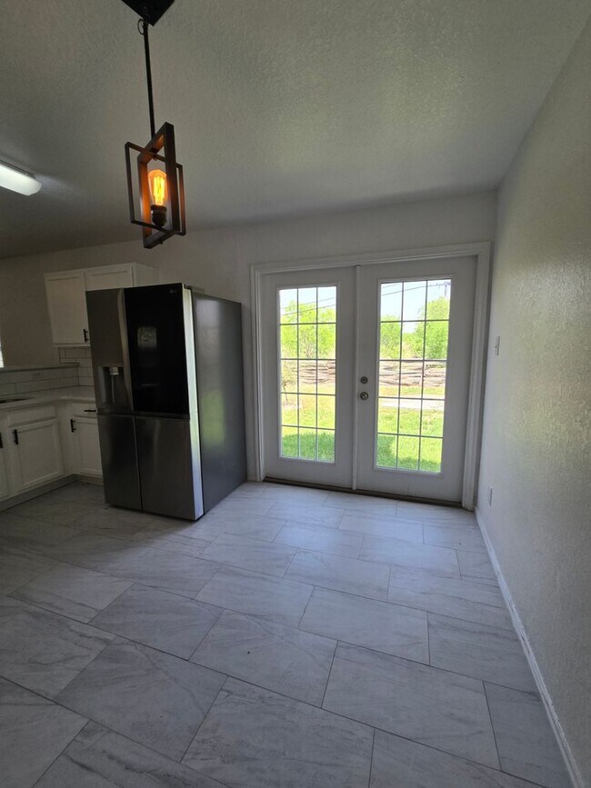 Building Photo - Charming 4BR House in San Antonio- Over 20...