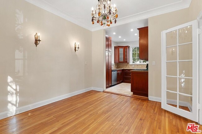 Building Photo - 420 S Beverwil Dr