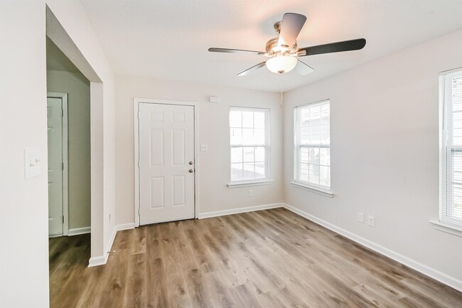Building Photo - 4690 Royal View Dr