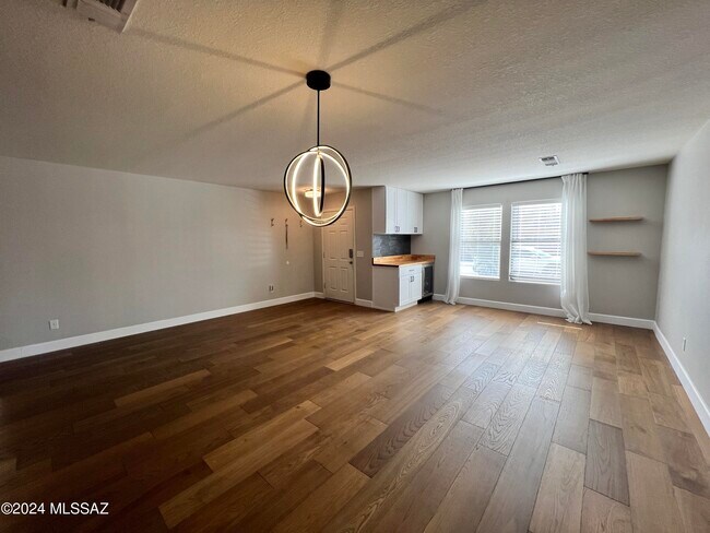 Foto del edificio - 4030 W Rocky Spring Dr