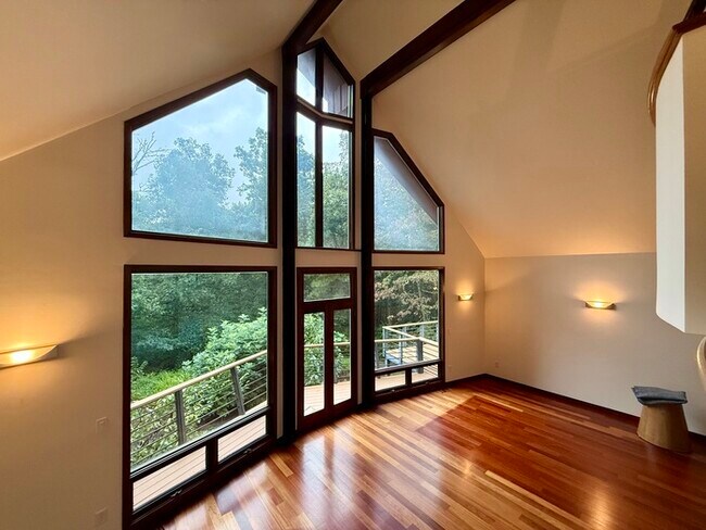 Foto del edificio - 5820-5810 10 Springs Ln
