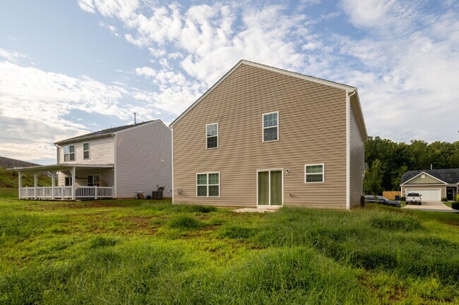 Foto del edificio - Spacious house with large office and 3 bedrooms in pool community. Available after July 10!
