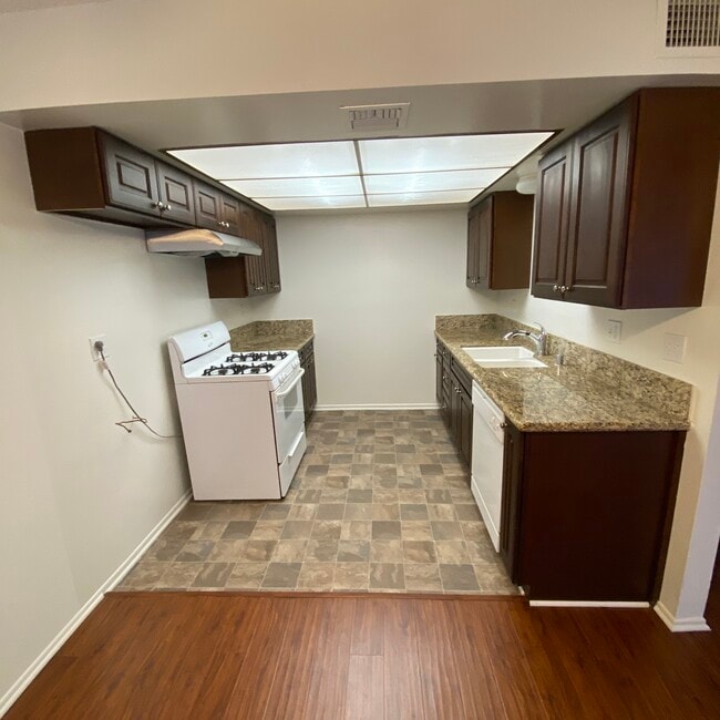 Building Photo - 405 E Dryden St