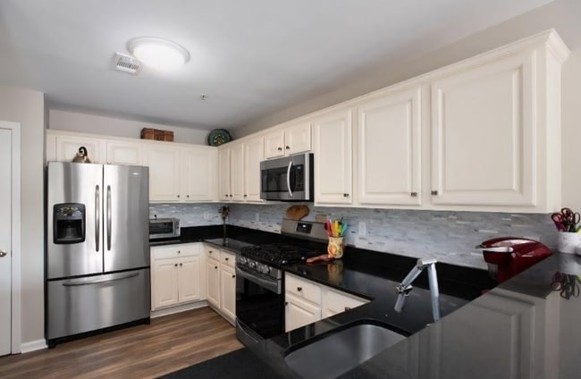 Building Photo - 1092 Shadowlawn Dr