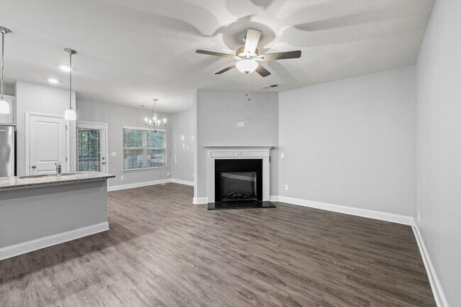 Building Photo - 2570 Castellan Dr