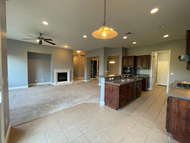 Foto del edificio - Beautiful 4-Bedroom Home in Prime Rosevill...