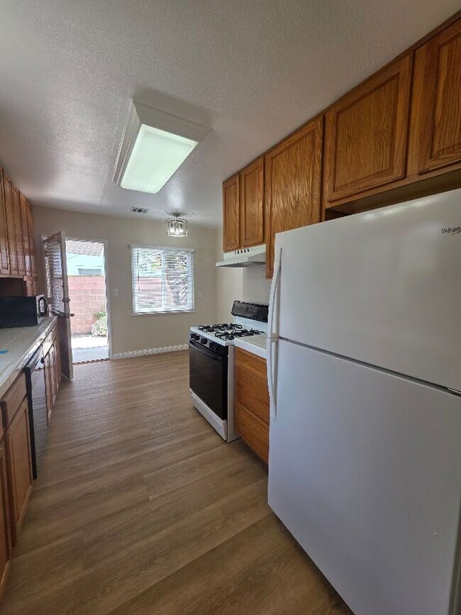 Building Photo - TURNKEY-RENT READY SPACIOUS 2BD/2BA HOME, 2-CAR GARAGE WITH AN AUTOMATIC ROLL-UP DOOR, LARGE COVE...