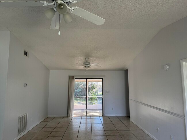 Foto del edificio - 7413 Ester Rd