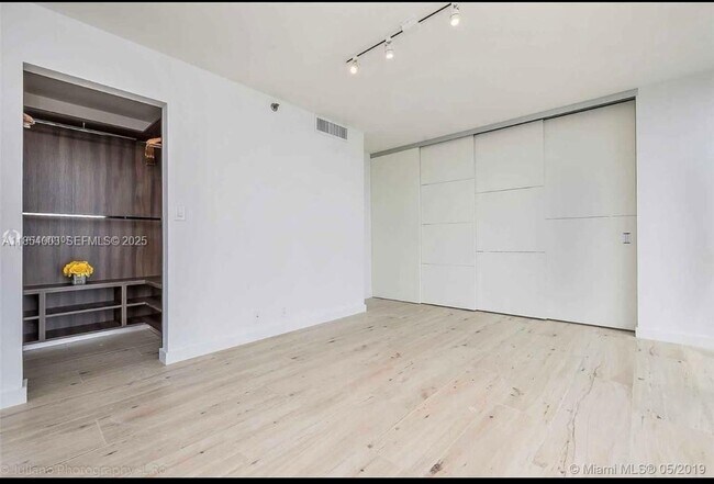 Building Photo - 7601 E Treasure Dr