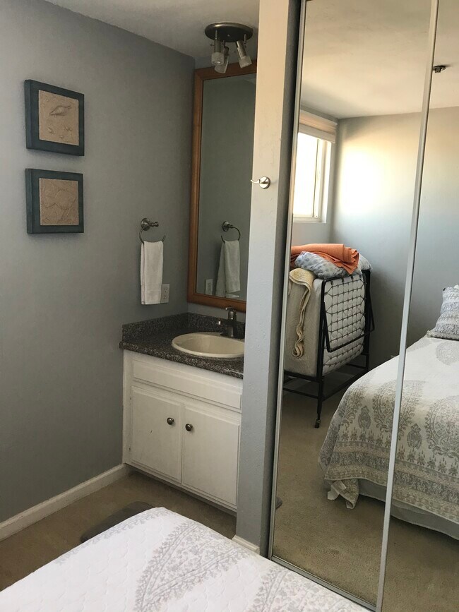 Full size bed 2 nd bedroom - 4667 Ocean Blvd