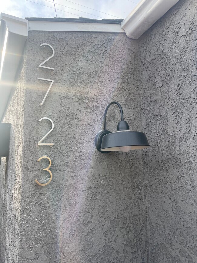 Foto del edificio - 2721 S Rimpau Blvd