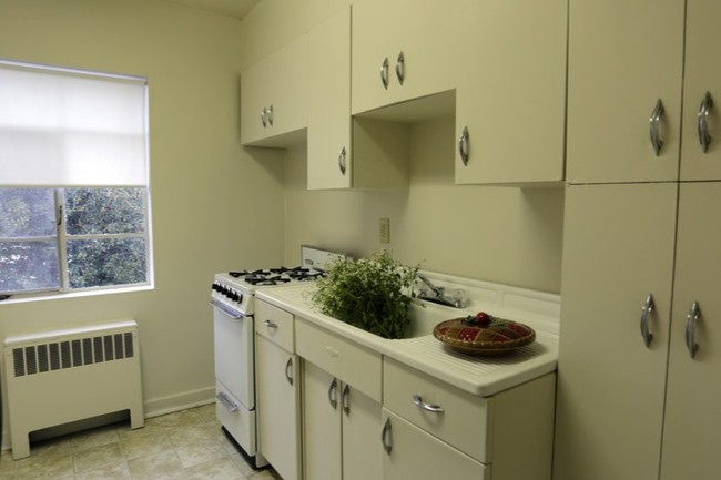 2BR/1BA Basic Kitchen - Meadow Lane