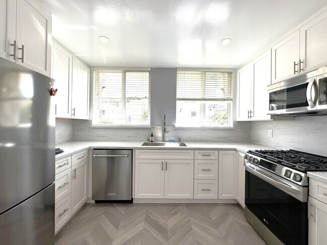 Building Photo - EPIC REA: Bright 1bd/1ba Condo with Washer/Dryer in unit and Parking!