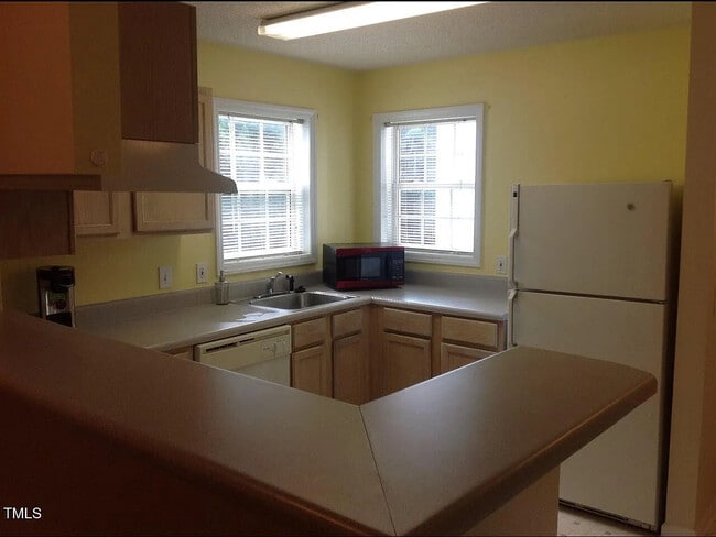 Building Photo - Room in Condo on University Woods Rd