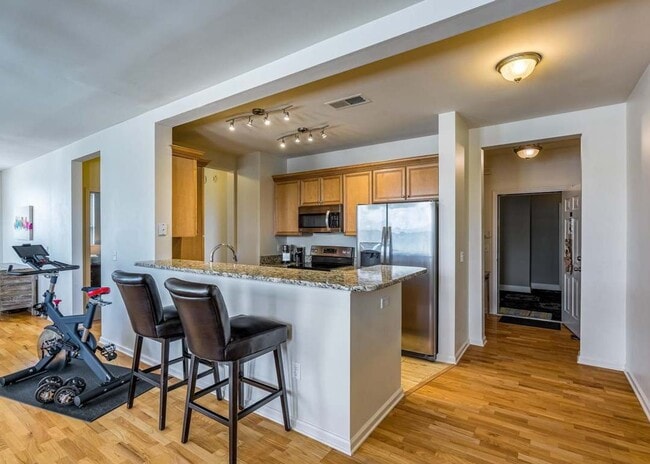 Building Photo - Gorgeous Downtown 2 Bedroom Condominium