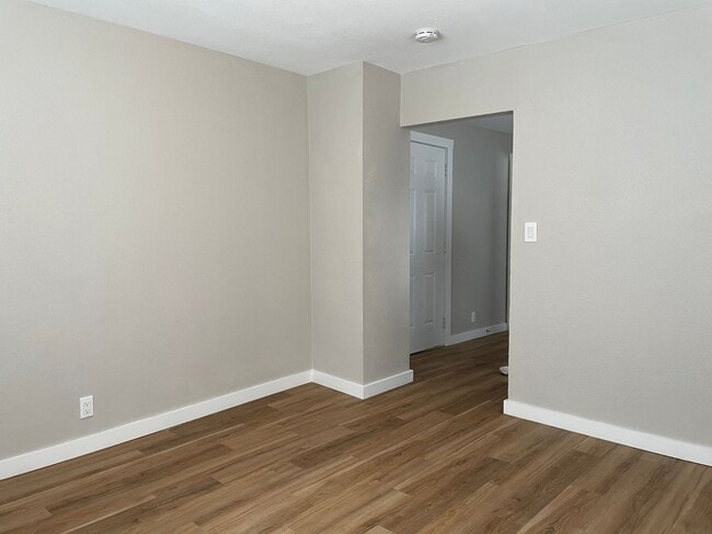 Building Photo - Renovated Ground Floor 1 BD/ 1 BA!