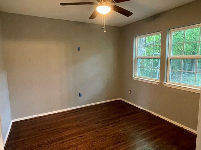 Foto del edificio - 4914 Meadow Park Dr