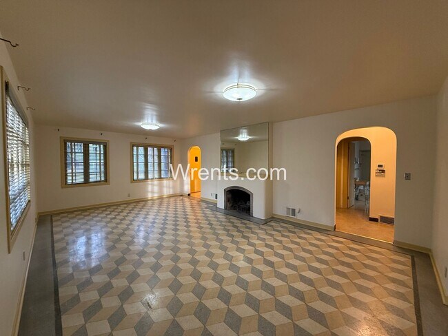 Building Photo - Stunning South Hill Home