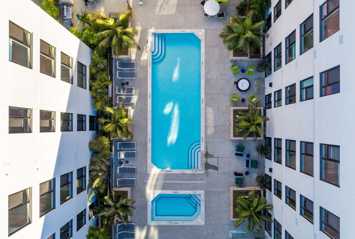 Vista aérea de la terraza de la piscina - MacArthur Commons