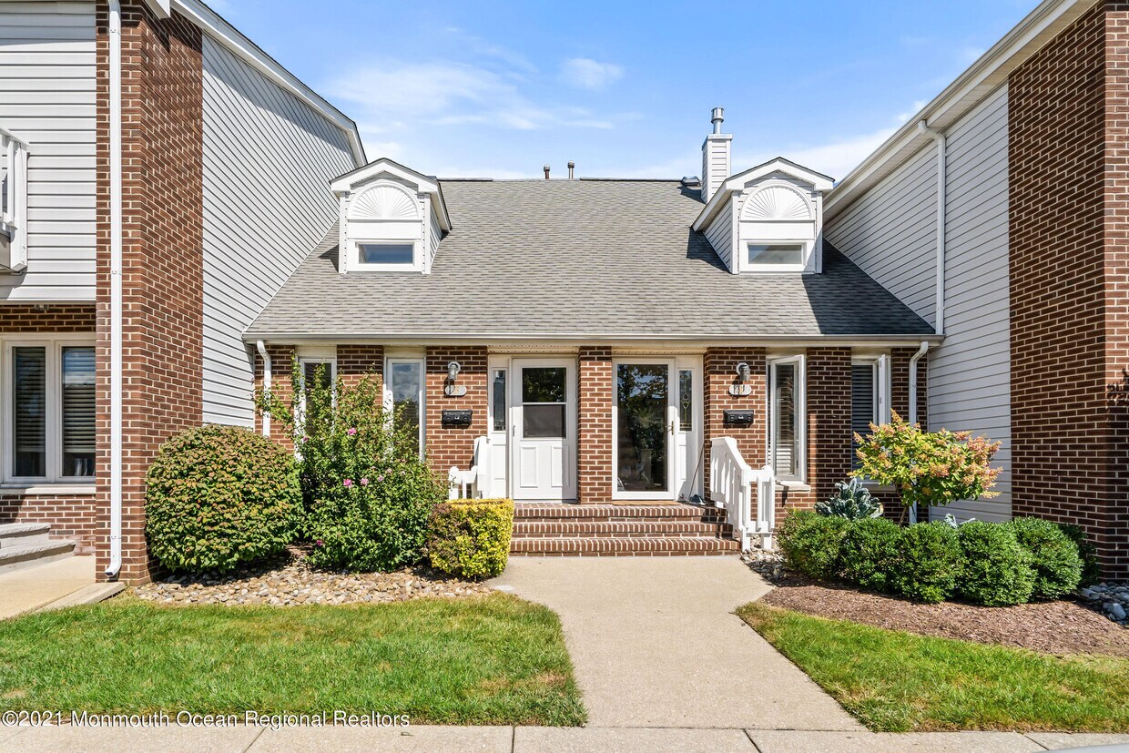 Primary Photo - 25 Meadow Ave