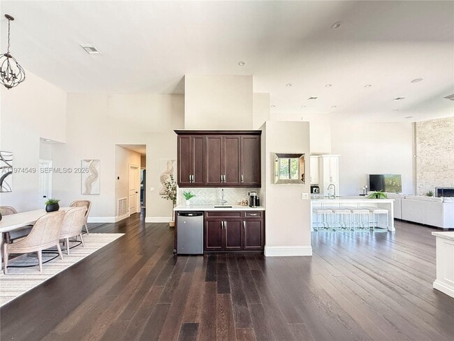 Building Photo - 400 Alexandra Cir