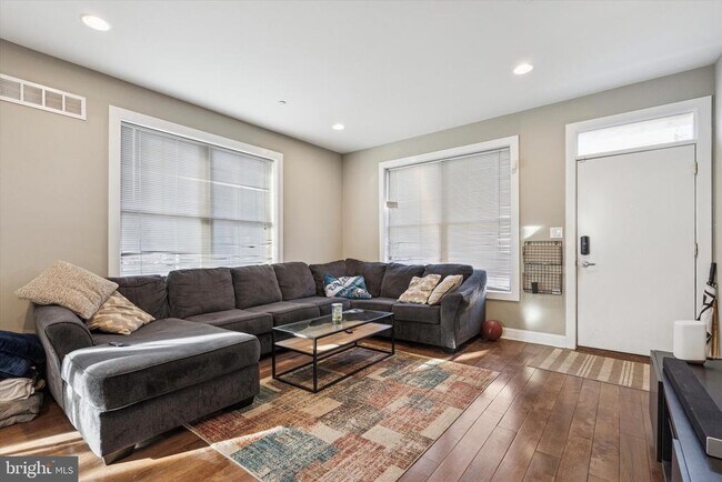 Foto del edificio - 1946 Titan St