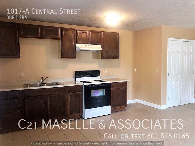 Building Photo - 3 Bed/1.5 Bath Apartment