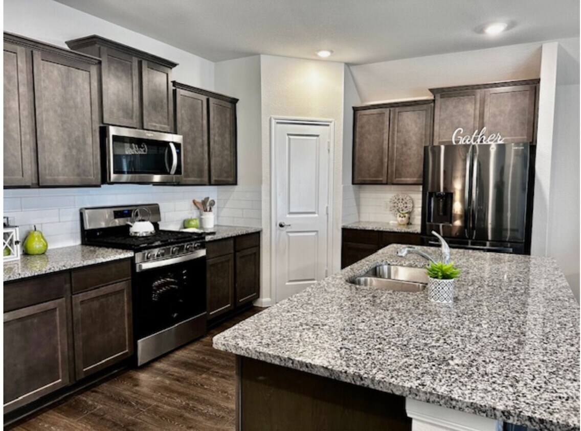 Foto principal - Like New 1 story 4 bedroom home just off D...