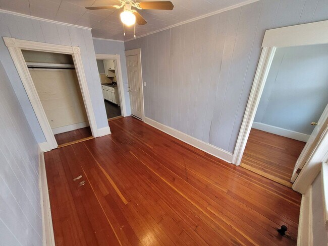 Building Photo - $1400 - All Inclusive Studio / 1 Bath Apar...