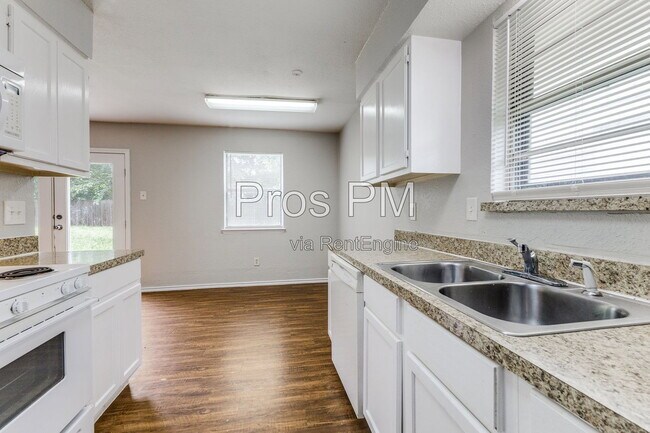 Foto del edificio - 12129 Spring Branch Dr