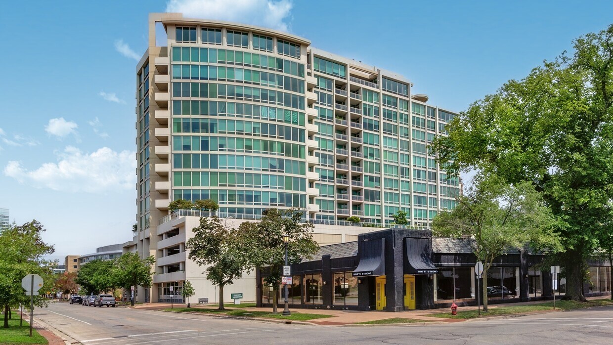 Foto principal - 1570 Elmwood Ave