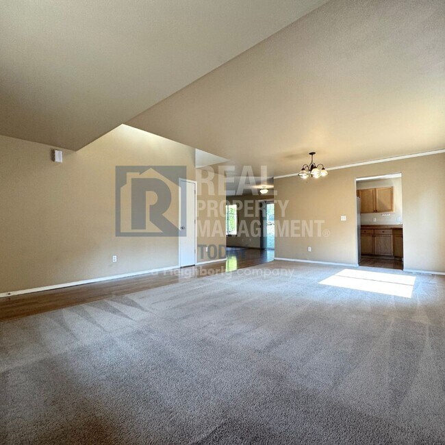 Foto del edificio - 4 Bedroom Home With A Huge Yard!