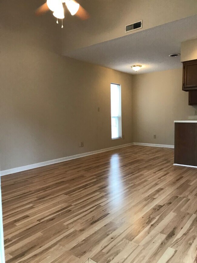 Foto del edificio - Quiet 2 story condo super close to the beach!