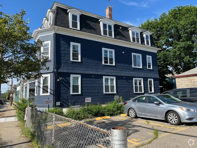Building Photo - 33 Valley St