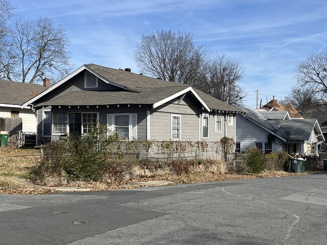 Building Photo - 1323 S Booker St