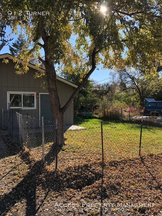 Building Photo - 3 Bed, 1 Bath with fenced yard!