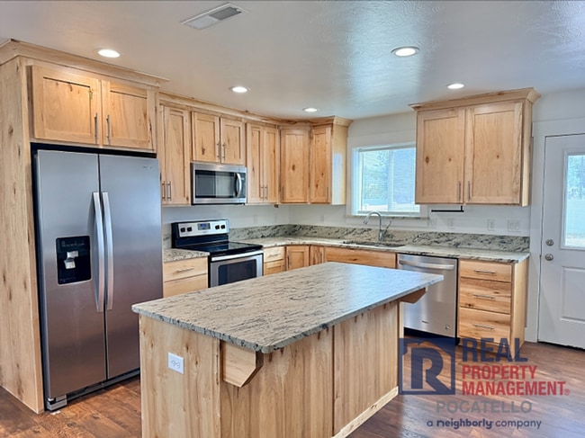 Building Photo - 3 bed 2.5 bath twinhome - 1 car garage