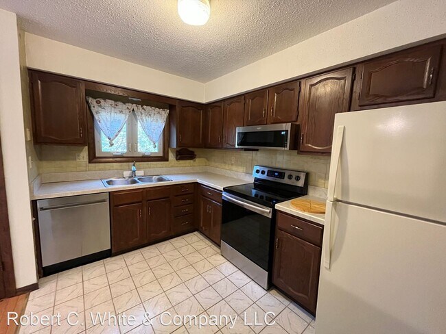 Building Photo - 2 br, 1.5 bath House - 6 Bamforth Road, UN...
