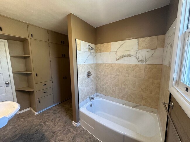 Foto del edificio - Coming Soon Large 4 bedroom 2 bath home